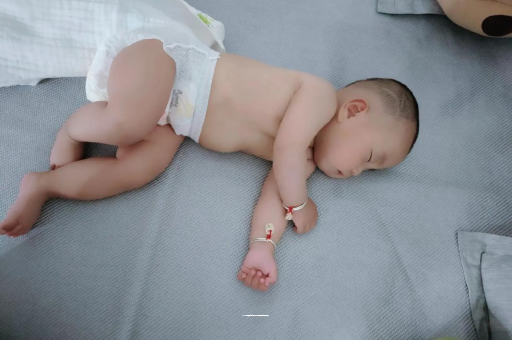 莘县三个月宝宝抬头不稳